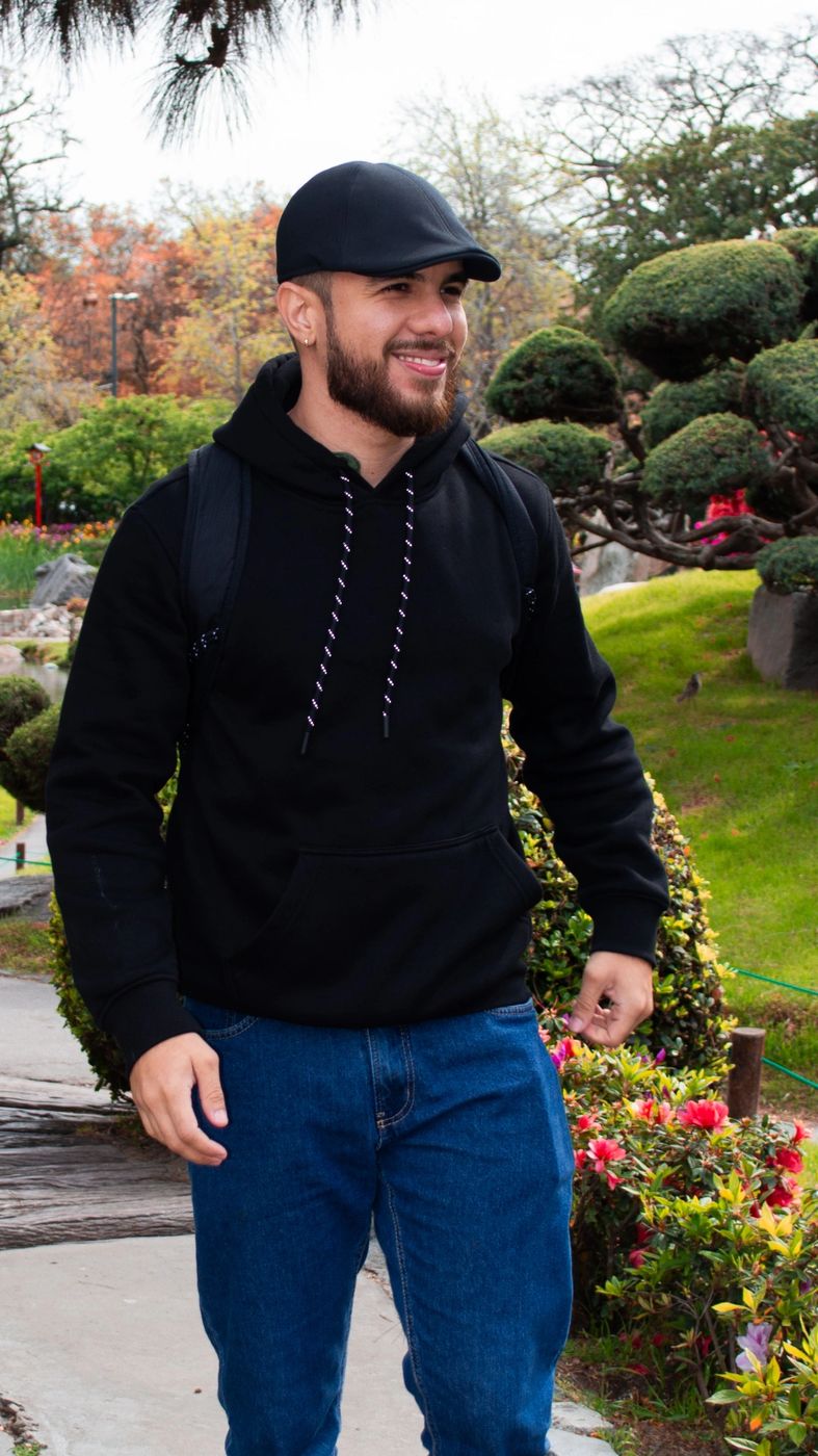 Vinik sorrindo num jardim florido