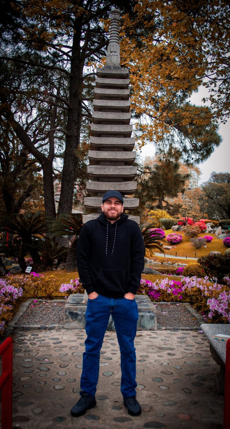 Vinik diante de um pagode num jardim japonês